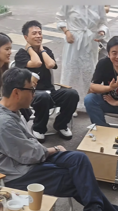 汪涵长沙开手语咖啡馆嚼百元槟榔