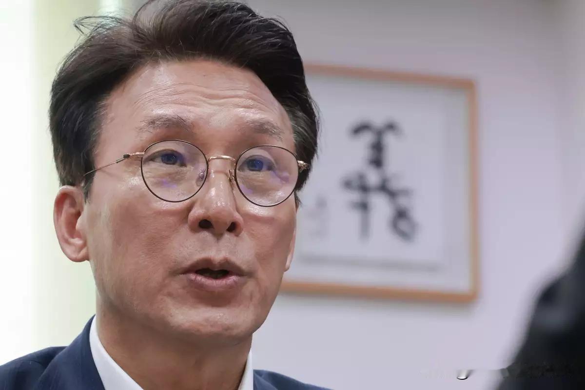 24日，韩国共同民主党党首候选人金民锡接受专访，再次将炮火对准对手郑清来，公开炮