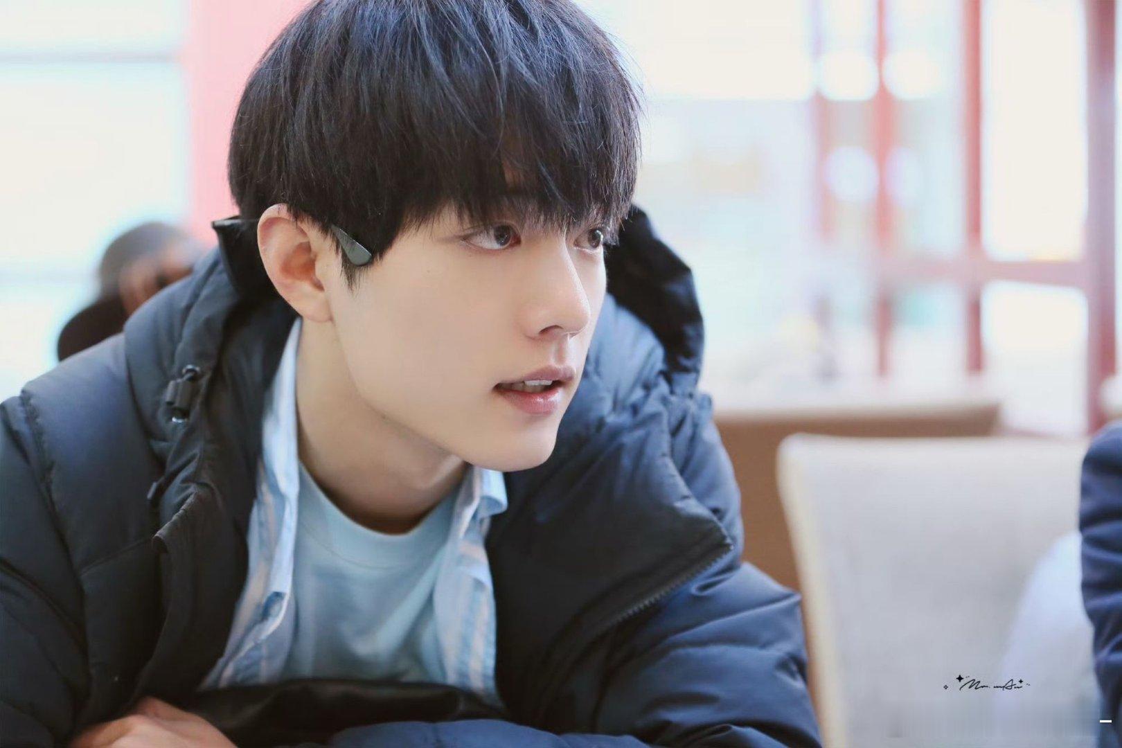 肖战早期真的很俊很乖机场私服更是夯爆了