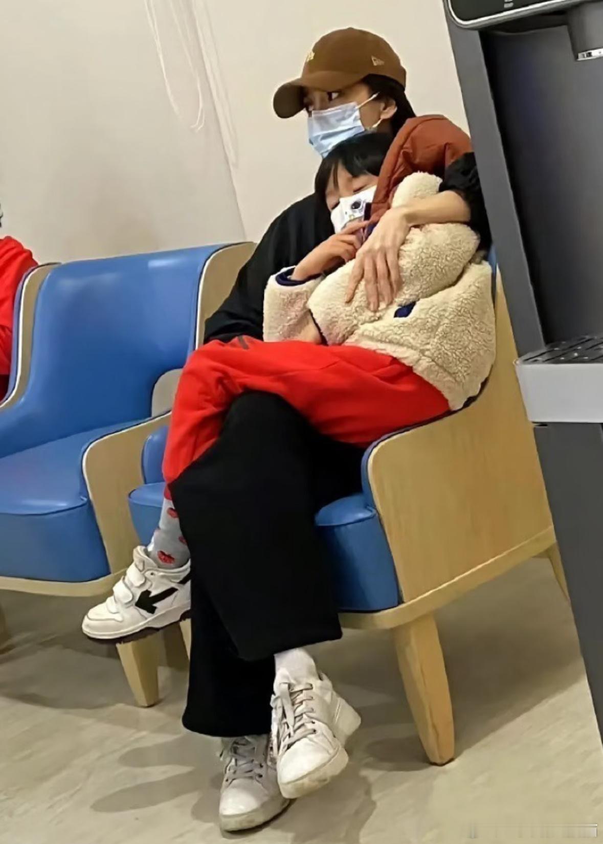 小海绵每次出现都是跟Angelababy在一起，黄晓明美美隐身了呢留几手曝Ang