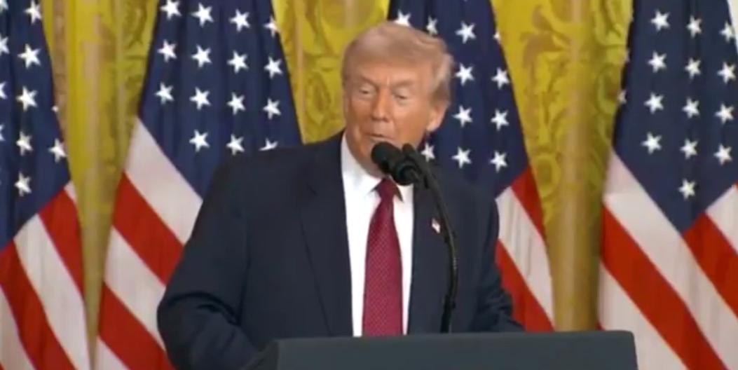 特朗普2月12日再次质疑中国风电，他说：“那些奇形怪状的风车。它们是中国制造的。