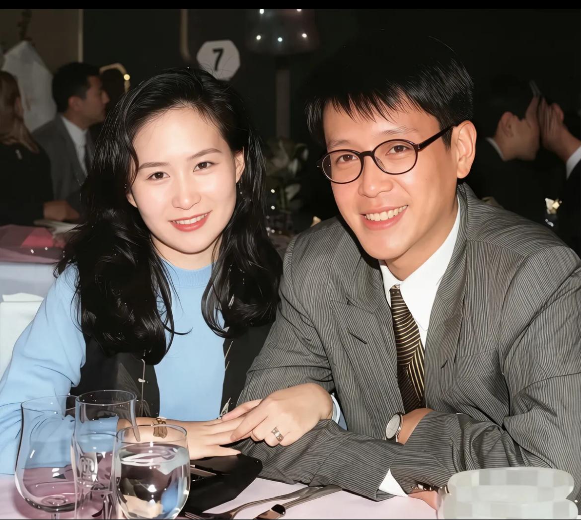 90年代，何超琼与许晋亨的合影，长发飘飘，温婉端庄，气质美丽