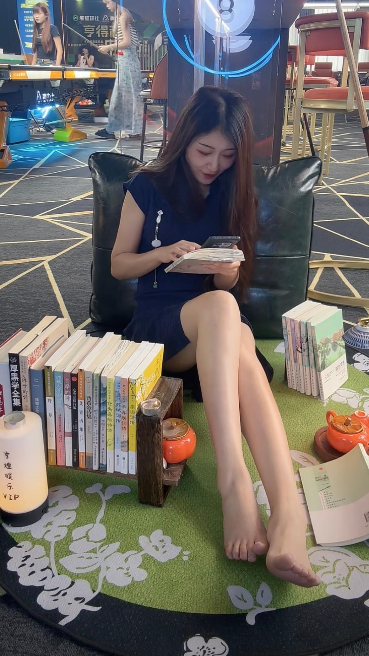 小姐姐认真读书的样子最美[doge]​​​