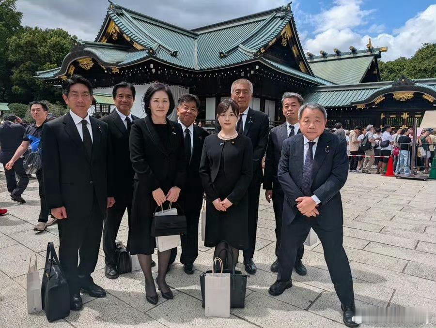相由心生！汉奸永远是低三下四的姿态汉奸石平参拜靖国神社汉奸石平参拜靖国神社