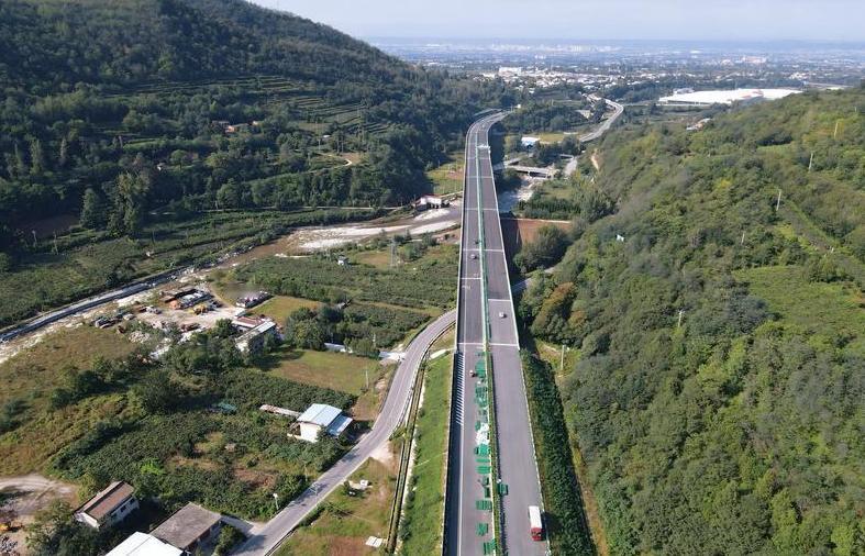 在秦岭山脉深处，眉太高速公路建设工地机械轰鸣，已进入通车前的最后冲刺阶段；西安至