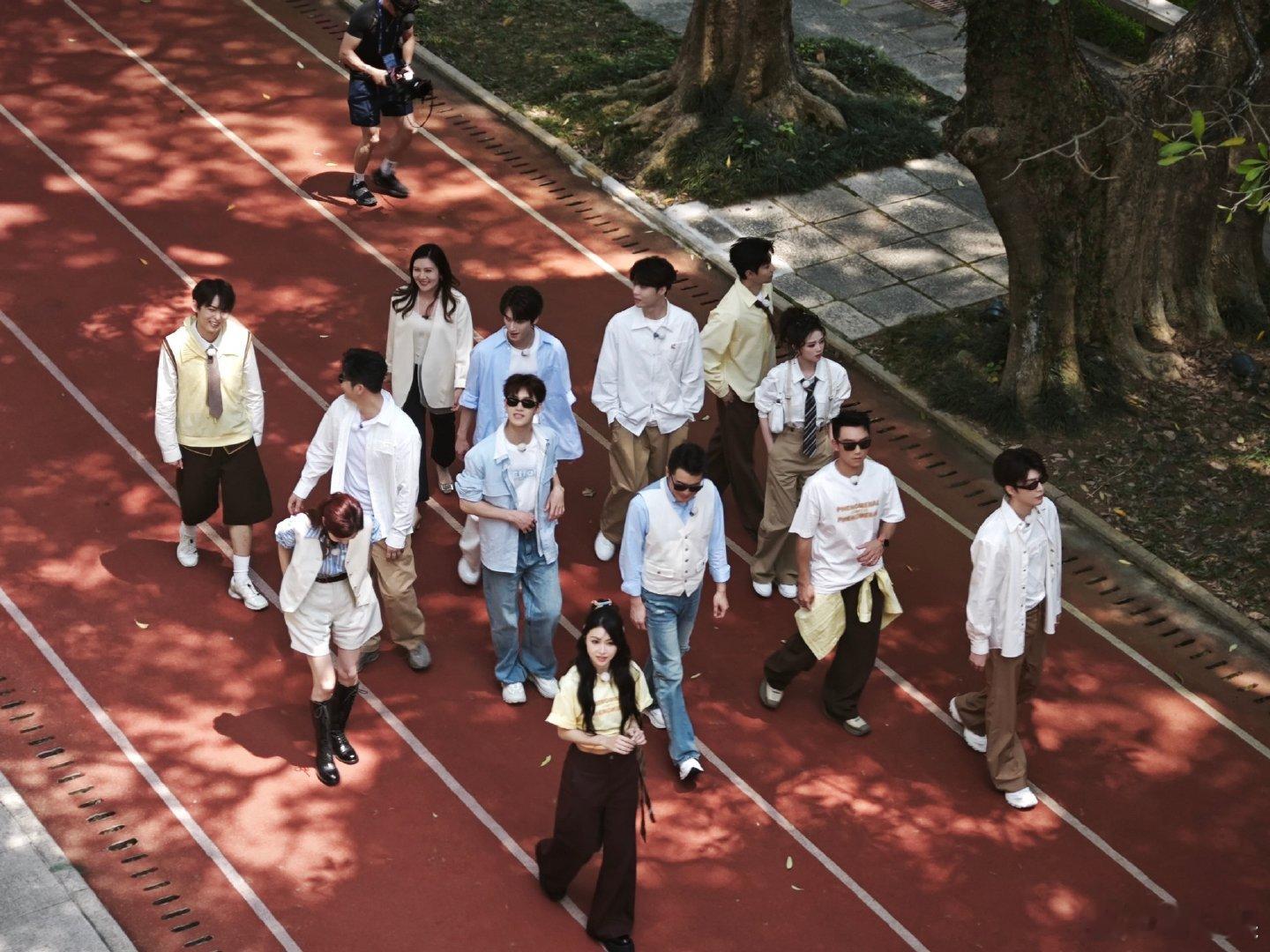 李昀锐漂亮小狗李昀锐正在看着你哈哈哈漂亮小狗李昀锐这张图好神啊