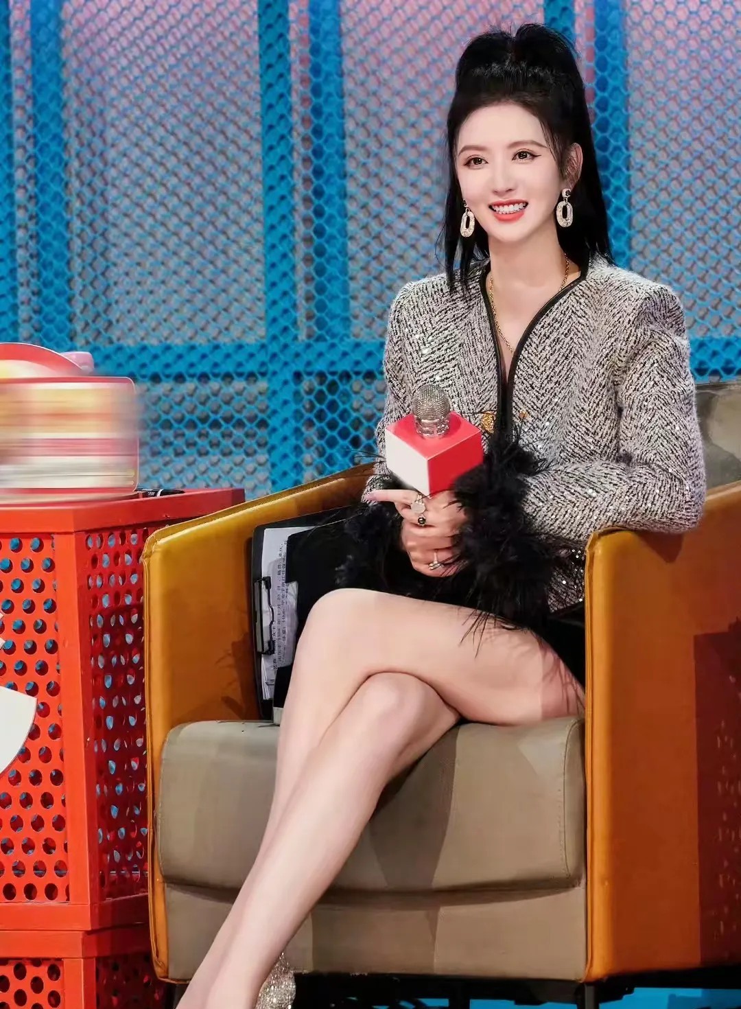 张萌不仅在镜头前凭借又白又长的美腿吸引目光，写真里的她风情万种，举手投足间尽显魅