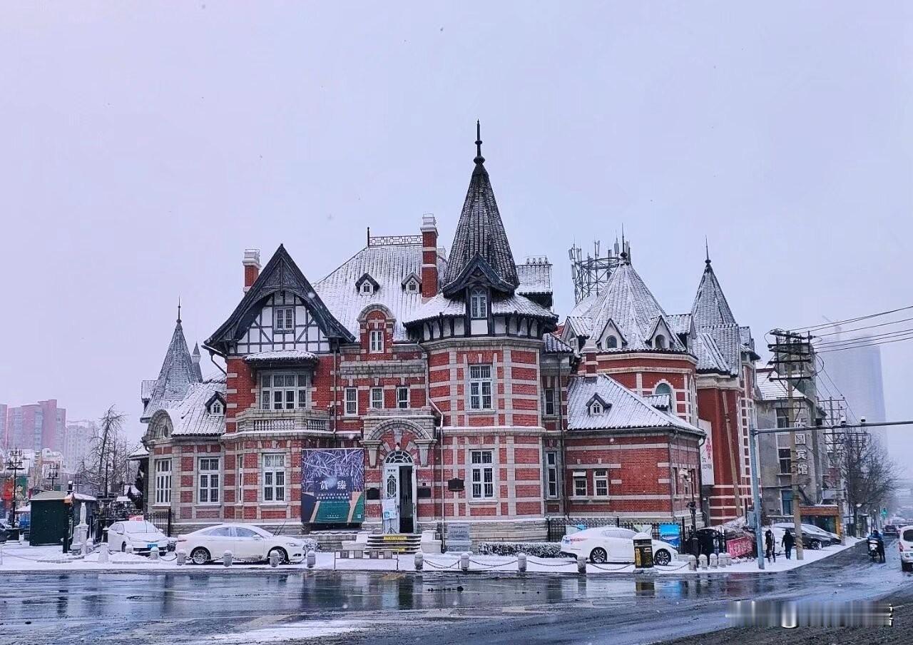 今年冬天不同的是，常言道，冷在三九天，本应三九天是最冷的天气，结果三九天并不冷，