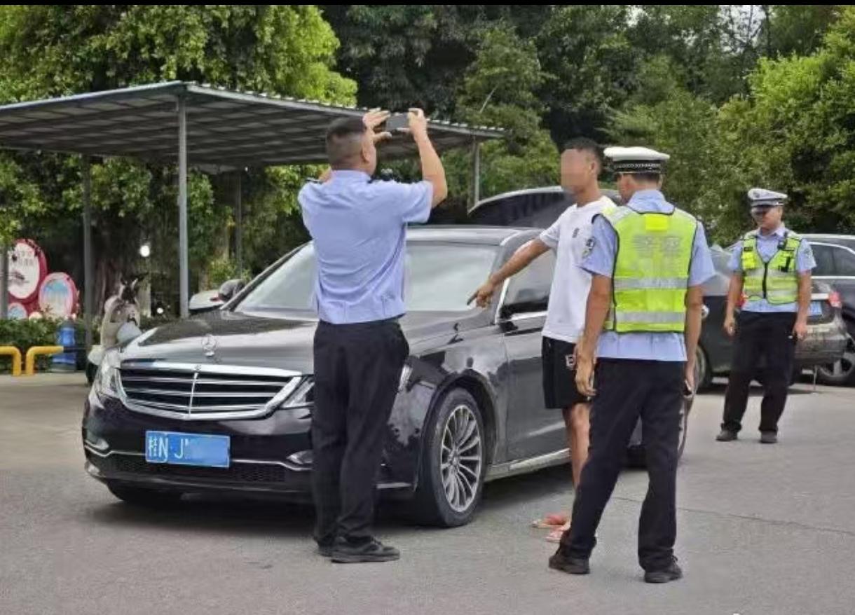 这原车是个啥玩意儿，原来是众泰呀，看尾灯像轩逸。泰改的奔驰，你别说这还真有点奔