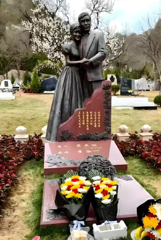 歌唱家李谷一预备墓碑雕像曝光在北京市九公山长城纪念林，耸立着一座夫妻双穴合葬墓