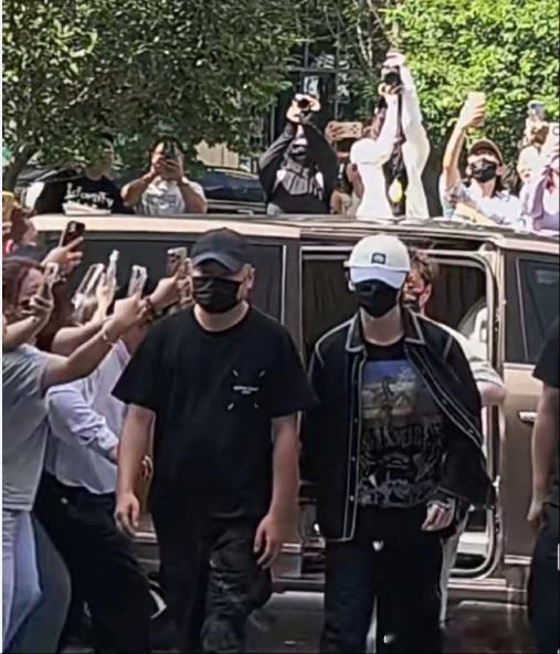 第二期歌手到达长沙歌手2025第二期选手到达长沙杨丞琳抵达长沙时，行李箱上贴满