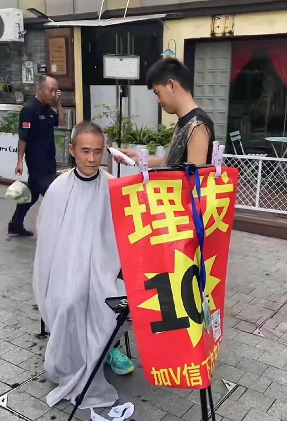 深圳，王石理发我有想到。但光顾"10元理发"我真没想到。