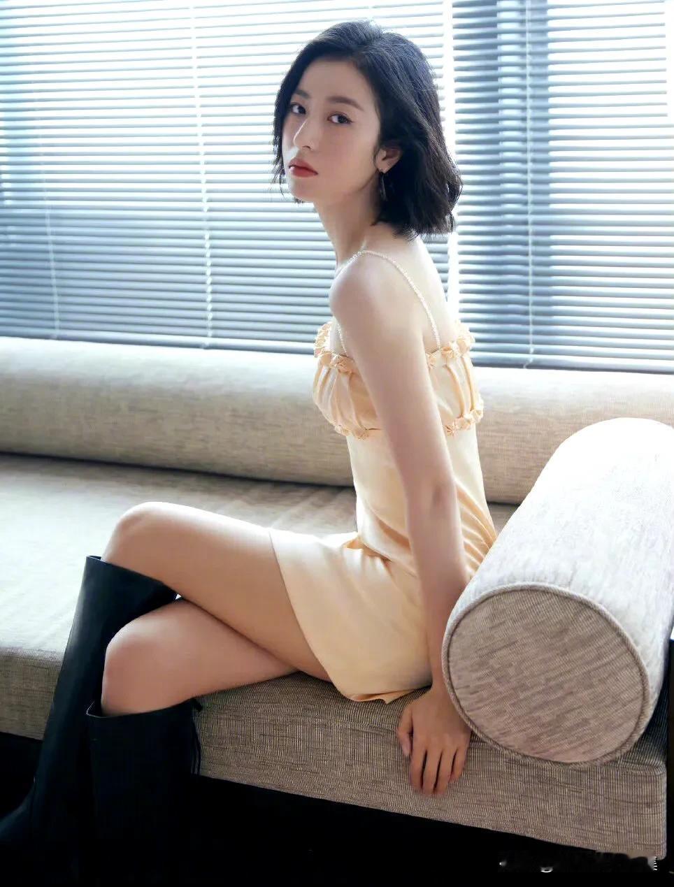 周雨彤真是娱乐圈里独特的美人。29岁的她有着丰腴之美，身材曲线优美，白皙光滑的皮