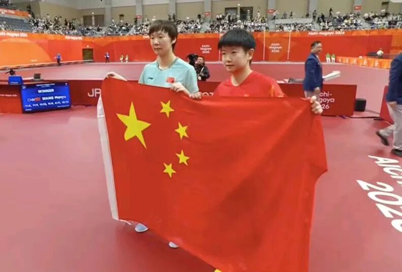 为什么只有一个人给曼昱夺冠鼓掌👏？王曼昱与孙颖莎的决赛，赛场上日本记者聚精会神免费录像，好不容易获