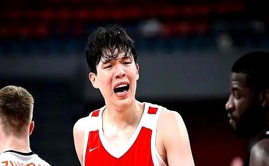 中国男篮热身赛险胜荷兰，赛后主教练郭士强接受采访十分愤怒，郭导直接对着镜头倒苦