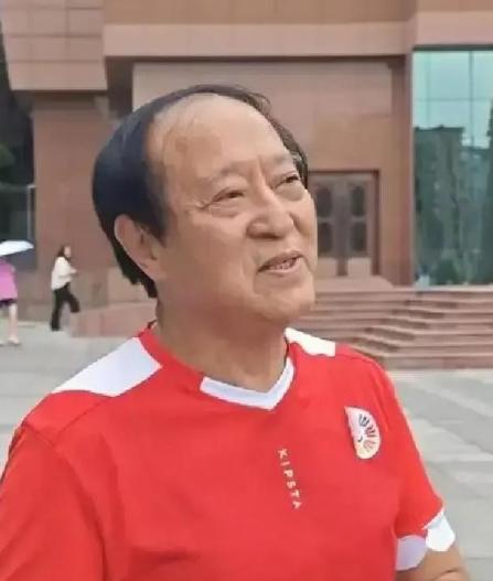 万万没想到，折腾半生、一度倾家荡产的牛群，晚年竟被美国毕业的儿子牛童，用最朴素的