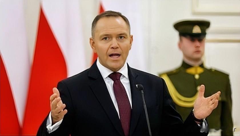 波兰总统纳夫罗茨基表示，波兰必须沿着获得核武器的道路前进。他说，波兰正处于武装冲