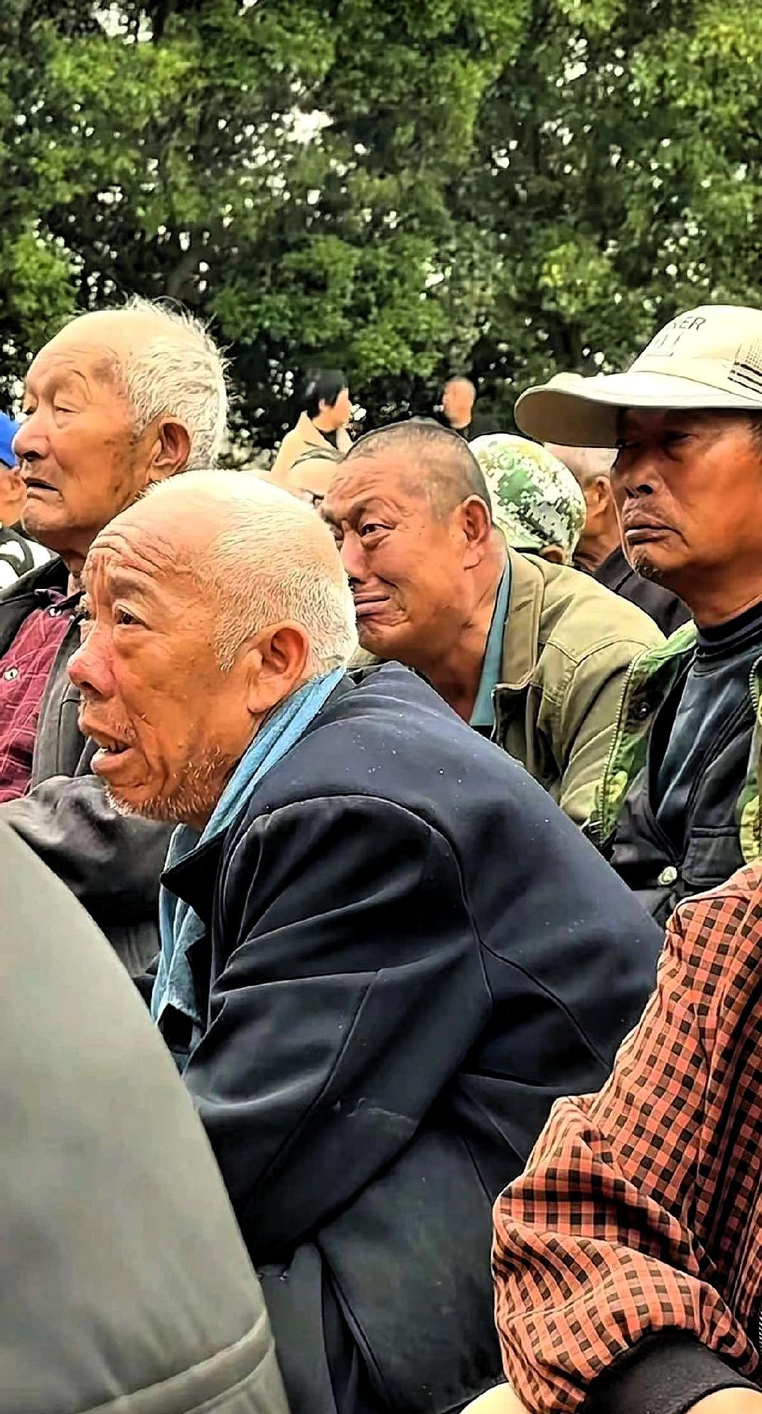 山东一个老板，花了50万请了个豫剧团，为家中老人庆祝八十大寿，原本只是一场普通的