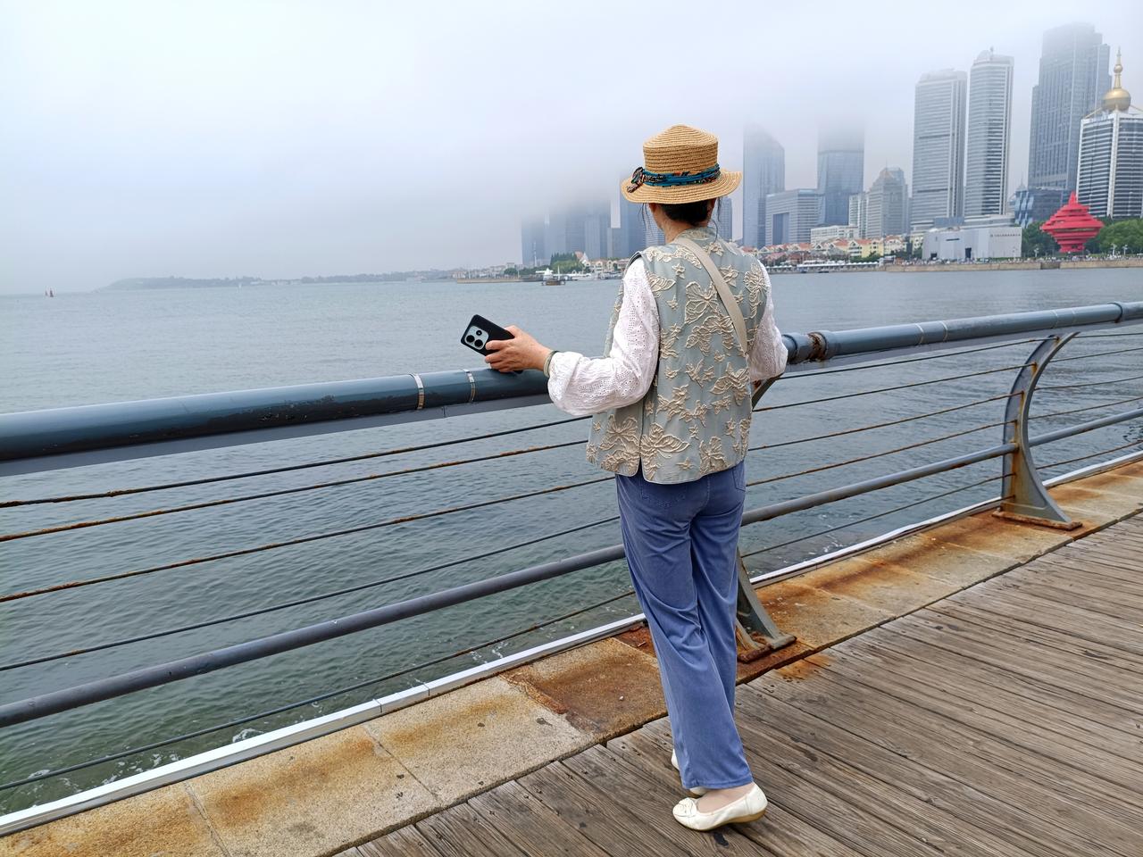 大海的使人流连忘返，站在辽阔无垠的大海边，人也变得心胸开阔了。