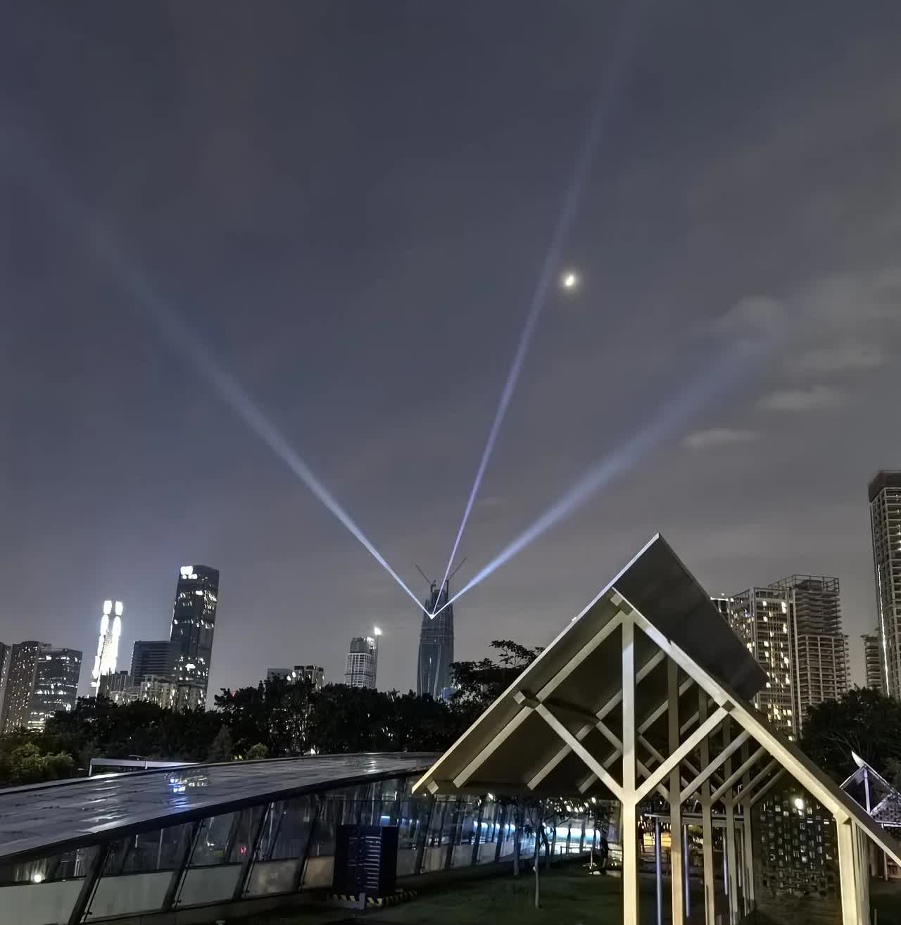 关键时刻还得是华为才能保命哦！知道卫星电话的保命用处了吧？华为手机的卫星电话，关