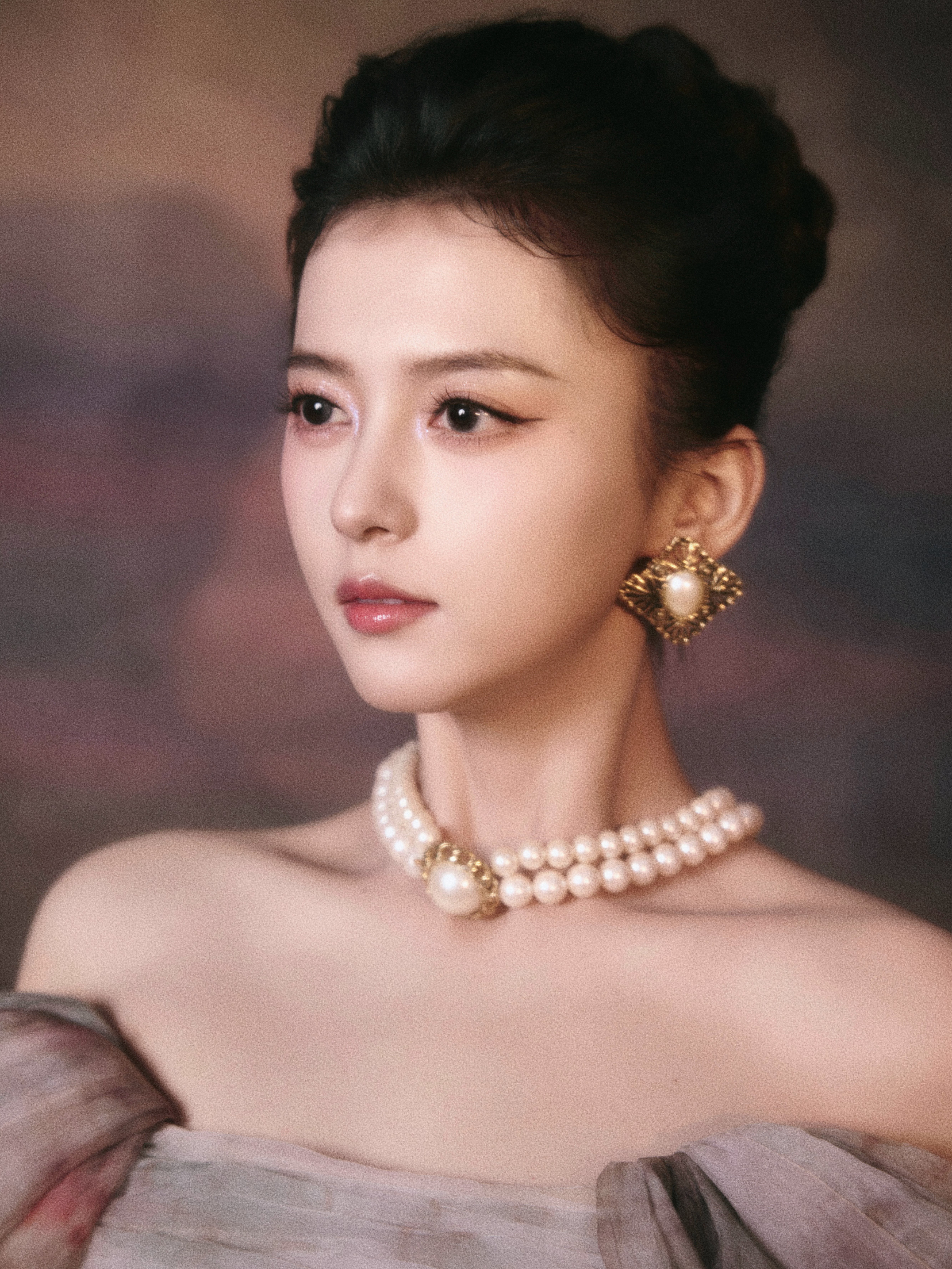 合诗雨雾纱裹着柔婉的韵，珍珠坠着复古的甜，抬眸时的浅笑，是藏在光影里的温柔序