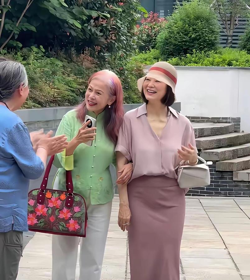 林青霞70岁了，还是那么那么的美。但觉得，单纯用美来形容不太贴切……她优雅、端