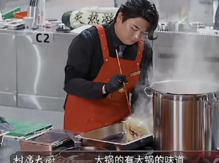 全红婵哥哥上电视了，一下成了大名人。看到他在参加了综艺百厨大战，以为他是借着