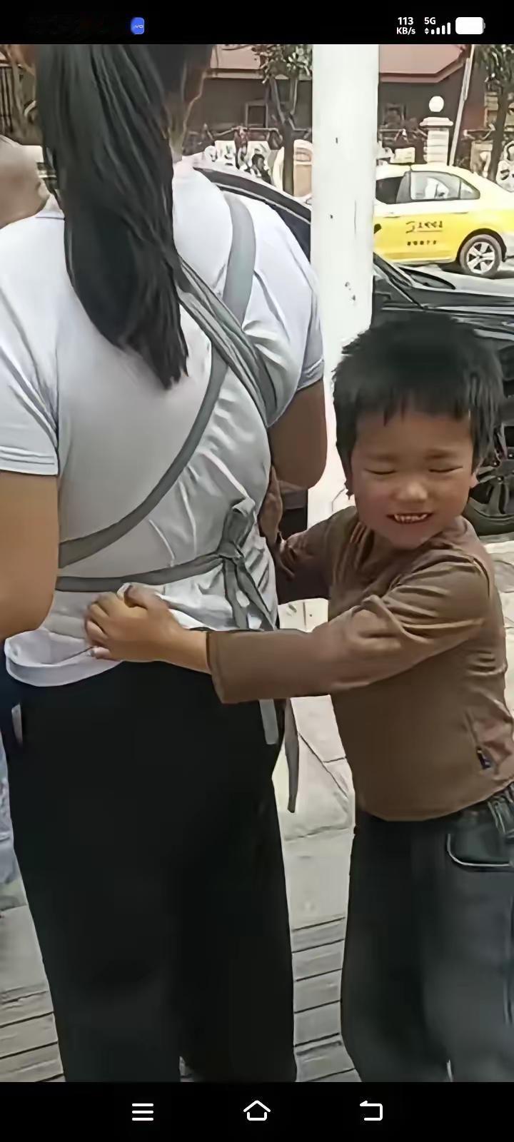 不幸的家庭各有个的不幸男子带着4岁儿与上街，碰巧遇见了一年前离婚的前妻，前妻胸