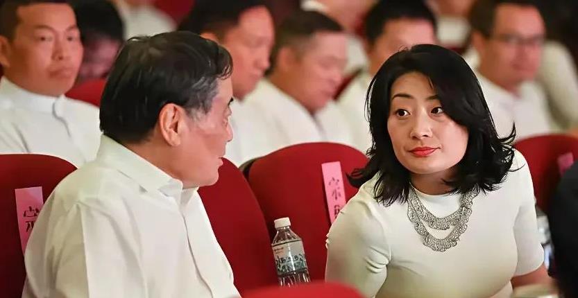 说到底，宗家的矛盾就是一场精彩的“后宫甄嬛传”。原配施幼珍是皇后，和宗庆后一起