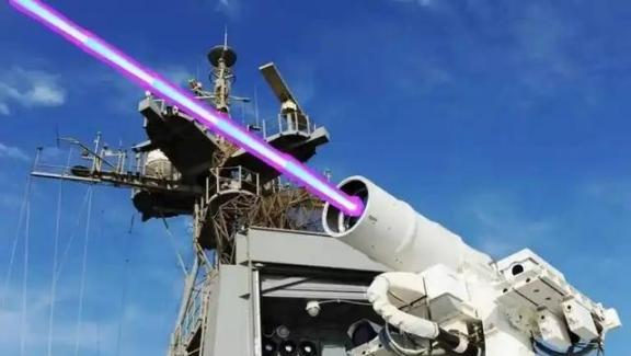 立陶宛网友在聊天室里炸了锅：中国的激光武器有啥了不起？拿面镜子把光弹回去，让它自