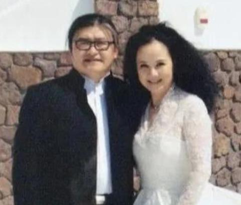 1987年，刘欢对主持人卢璐一见钟情，认识9天后就求婚成功。可是去民政局登记时，