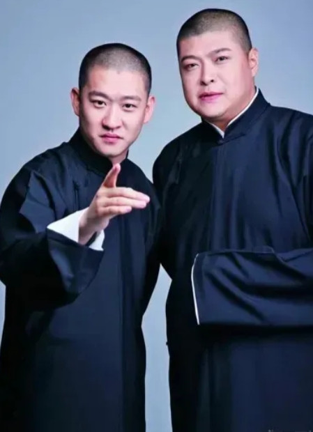 2010年，曹云金离开德云社，同时，还说服了搭档刘云天跟着一起走。郭德纲不舍地劝