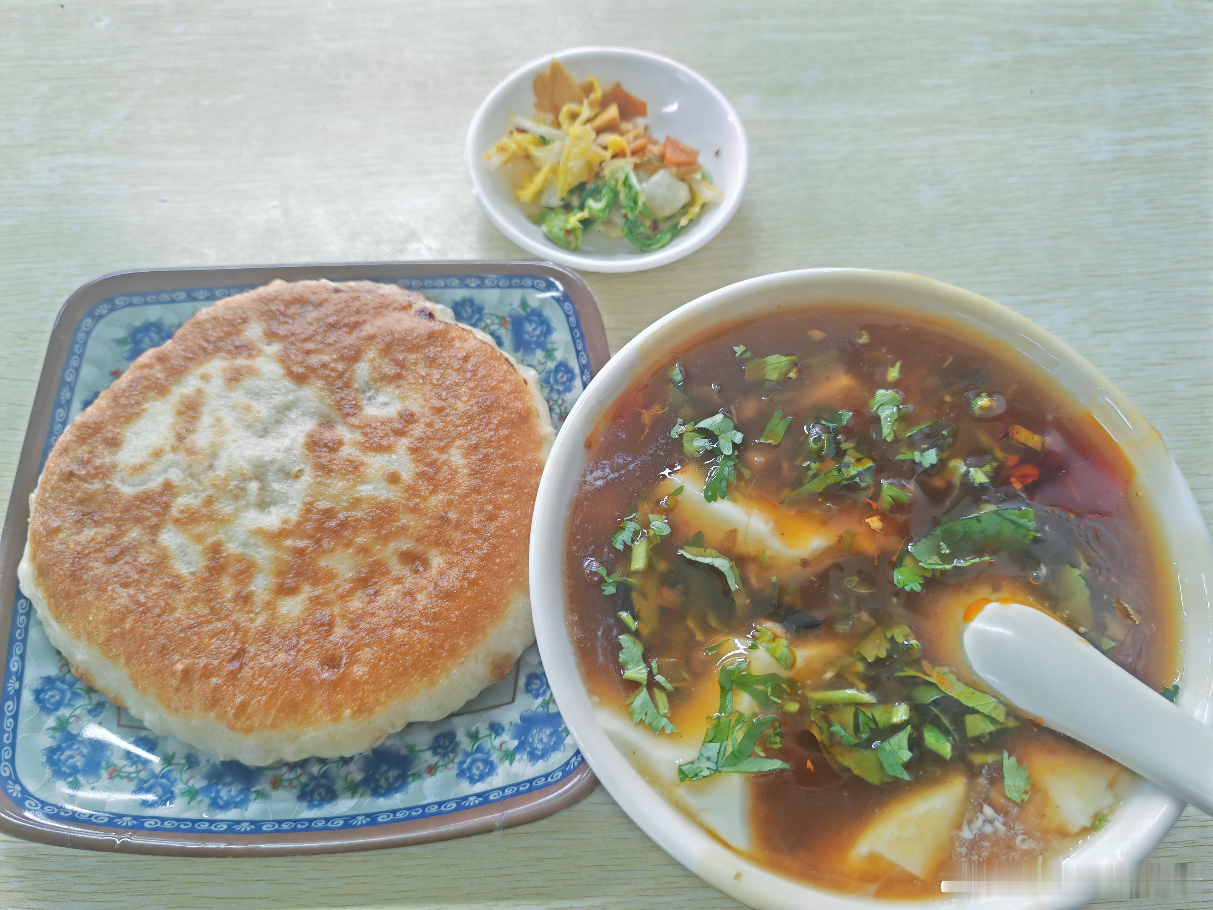 早上吃了东北早餐，豆腐脑和牛肉饼，10块钱。然后去对面村里逛了一下，好热闹，各种