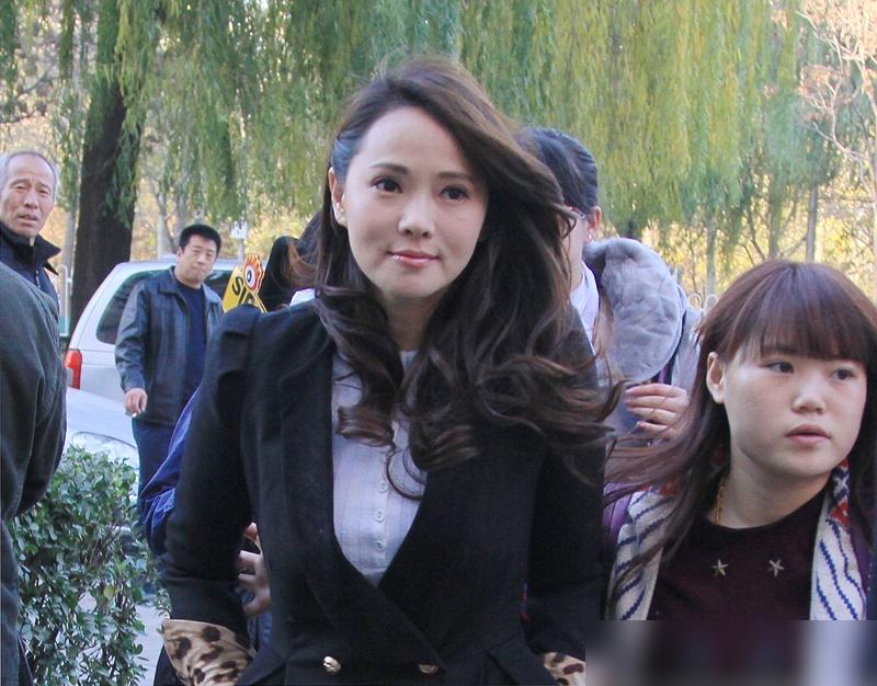 57岁的伊能静彻底对自己下狠手了！为了维持这种近乎“冻龄”的状态，她背后的疯狂劲