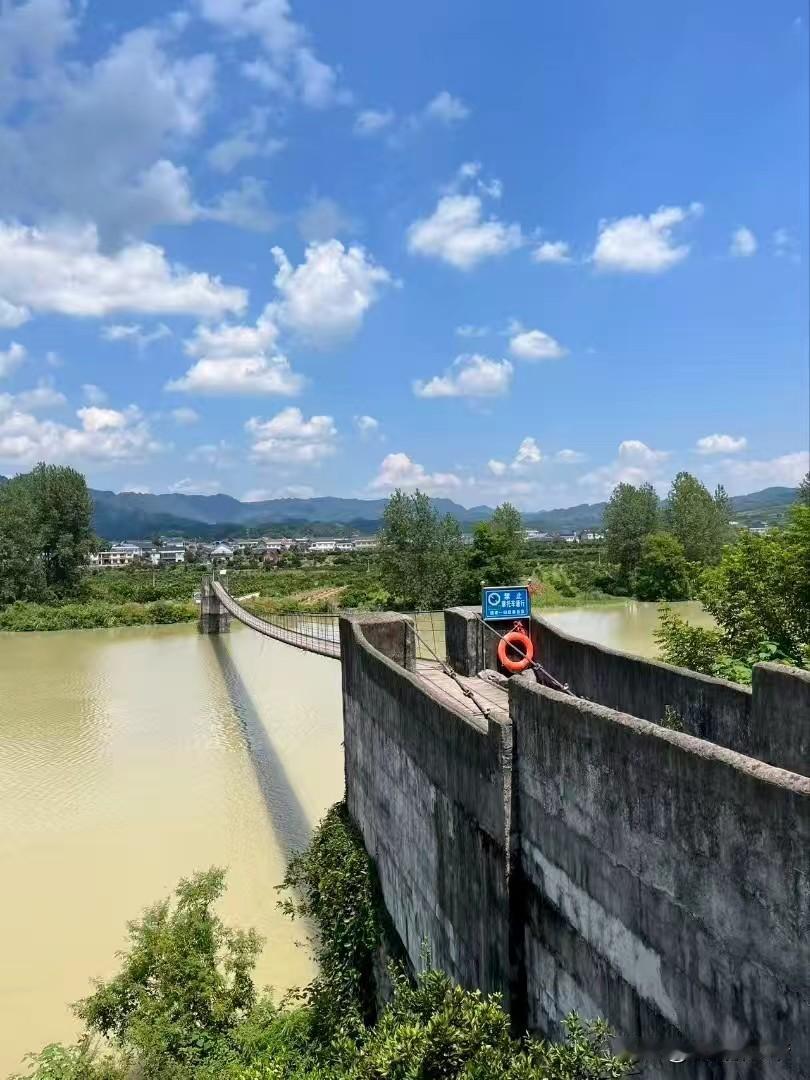 5月18日，湖南石门发生特大洪水，整个壶瓶山已经淹至二楼，其中一座百年的所街钢索