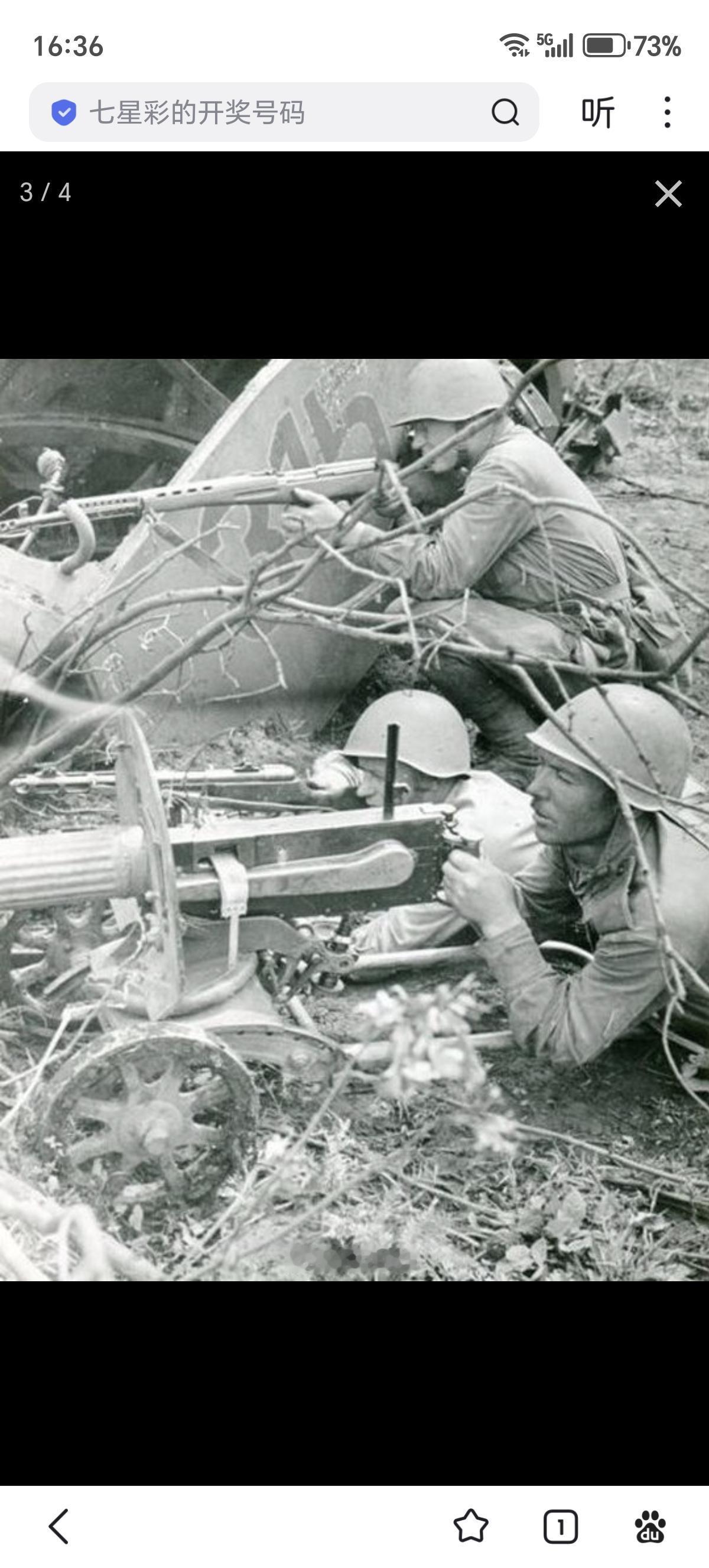 就地”为掩体约1943年7月至8月，别尔哥罗德-哈尔科夫方向，一个苏军机枪班躲