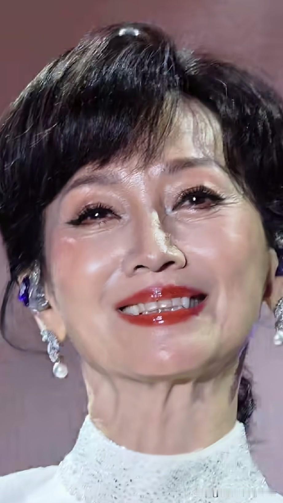 赵雅芝被誉为中国最能挣钱的老太太，七十多岁的人了，一年365天至少有300天在外