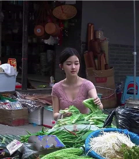 有人说女友颜值堪比刘亦菲，我感觉还是差点意思，明星气不够