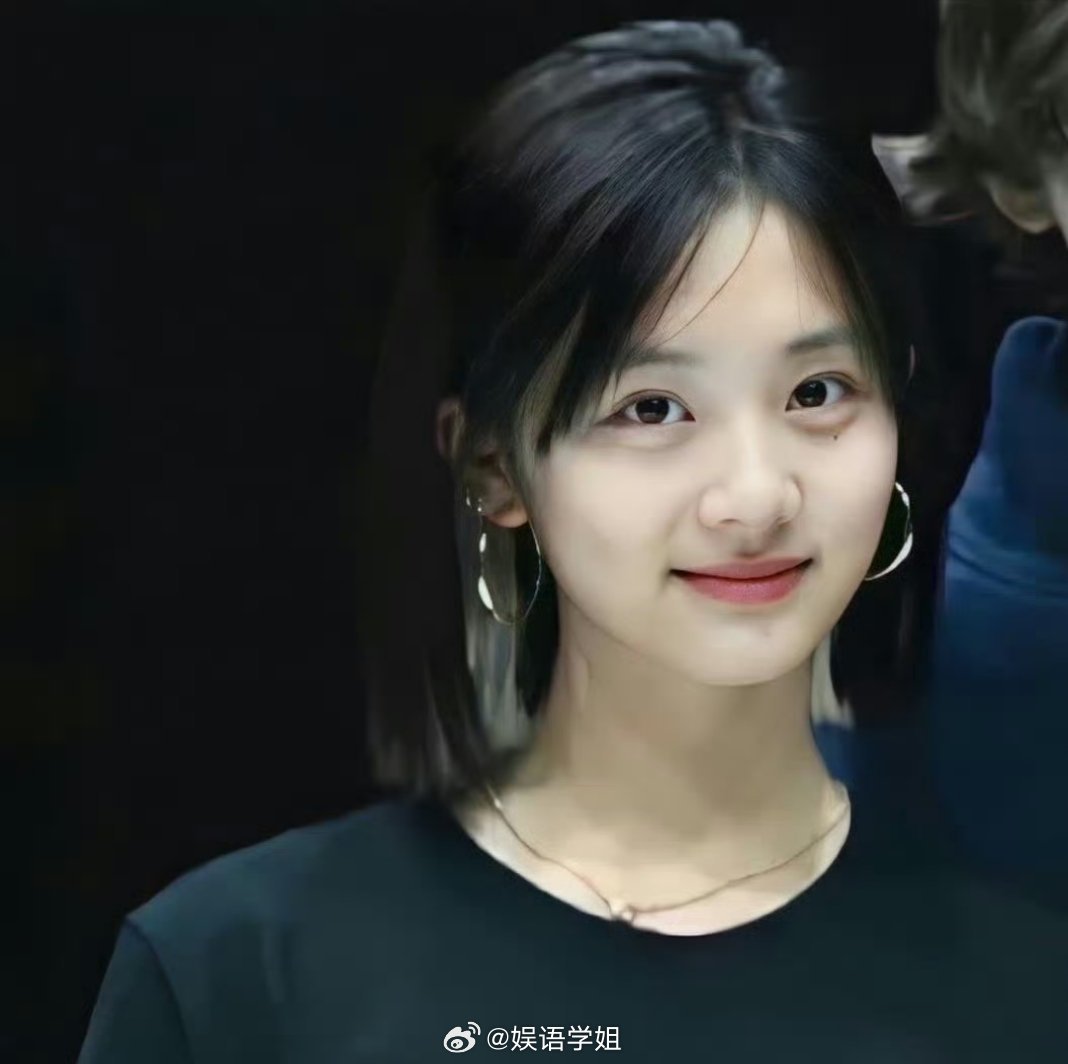 黄多多女明星完成时，黄多多的身形条件妥妥的爱豆顶配范本。高挑纤瘦，头身比例格外优
