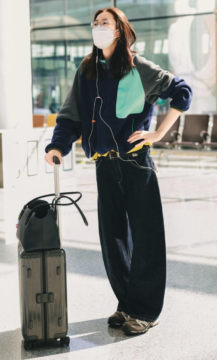 最近刘雯现身机场，她这次搭配的超有个性，看上去也很有时尚范儿。刘雯上身穿了一