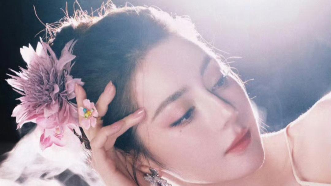 迪丽热巴直播穿花裙被喊小花仙, 网友说梦回GQ那套花仙子