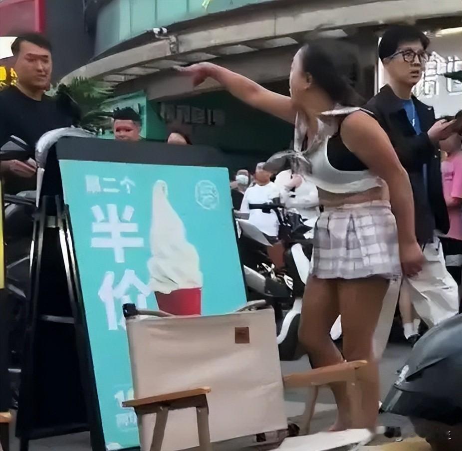 淄博精神小妹砸车后续：当场被警方带走，知情人曝原因，车主回应，这是怎么回事？ 