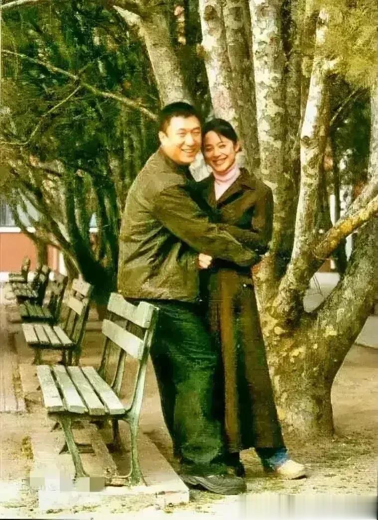 孙红雷怀中抱着的这位大美女大家认识吗？她笑起来很好看，像一朵水莲花一样美丽！
