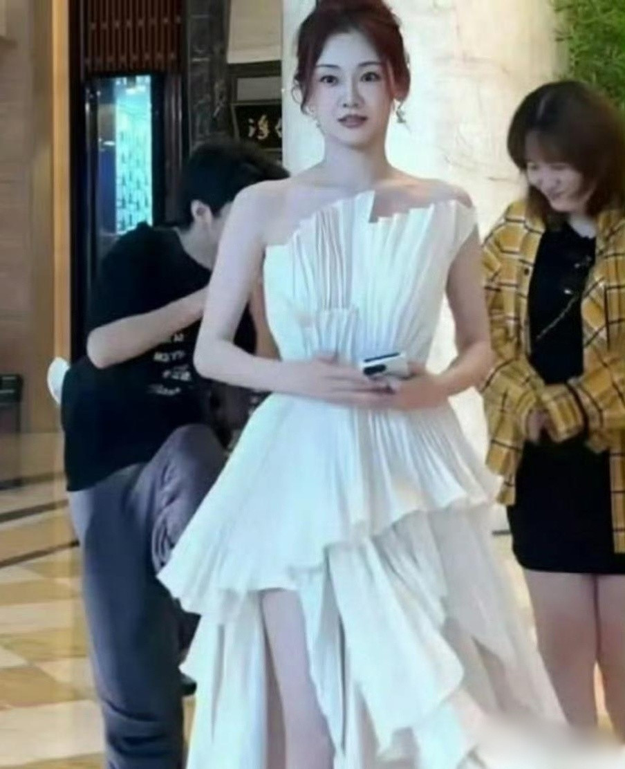 苗苗是我见过唯一一个，生了三个孩子，身上却没有一丝妈味儿的人