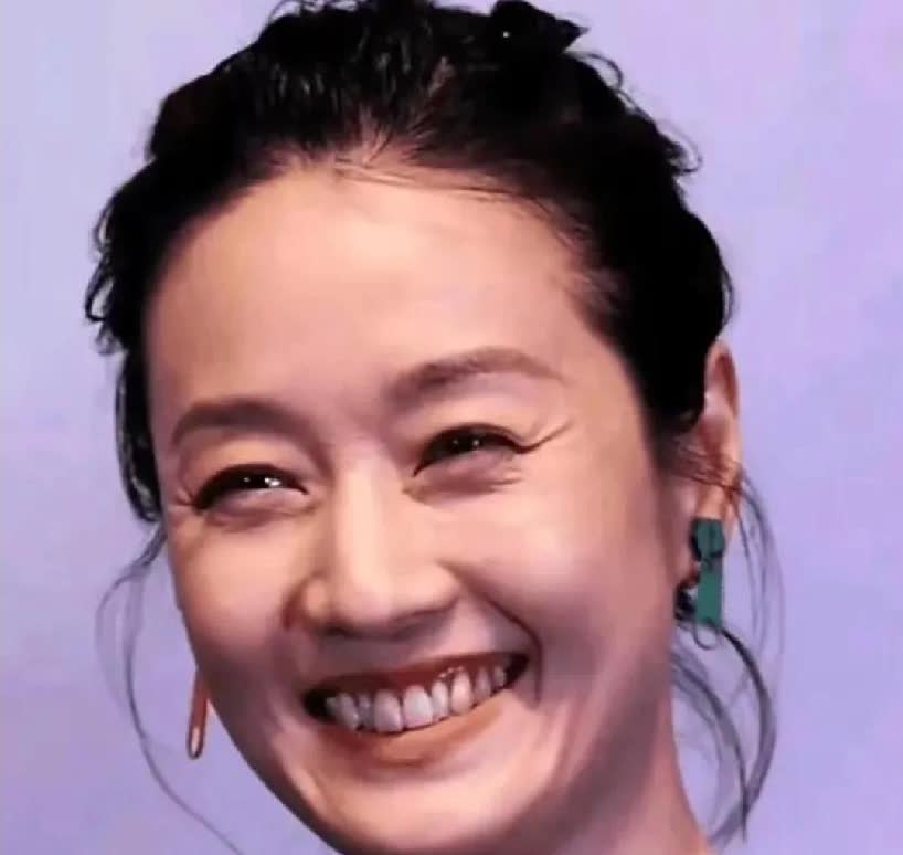 马伊琍这脸，说是同龄人里最显老的之一不过分吧？爱抽烟的女人，难抗老真是大实话！