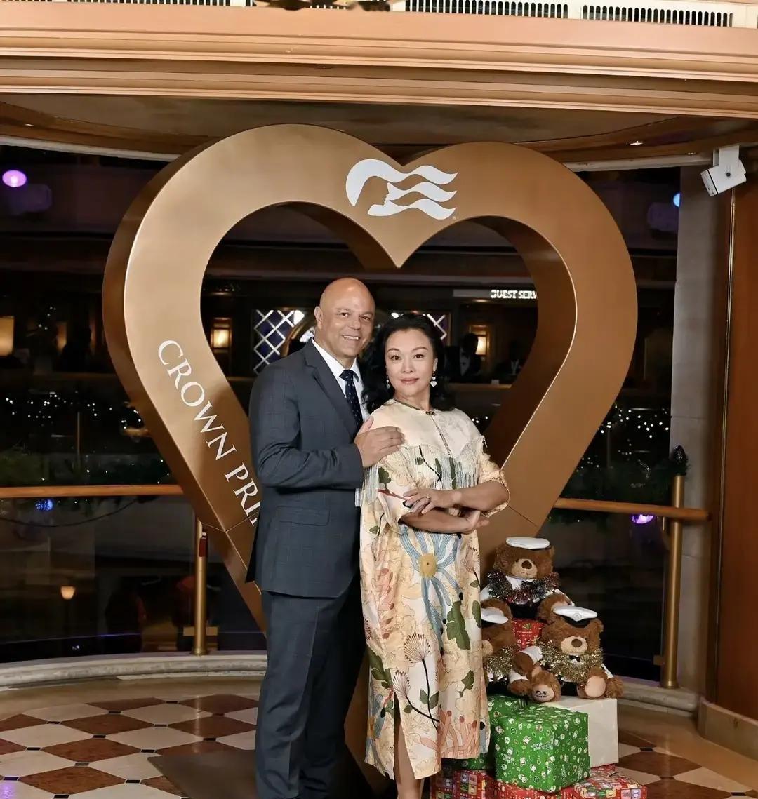 25年了，史可终于回应了那个“错过九儿”的下午。一张邮轮合照，配文轻描淡写。