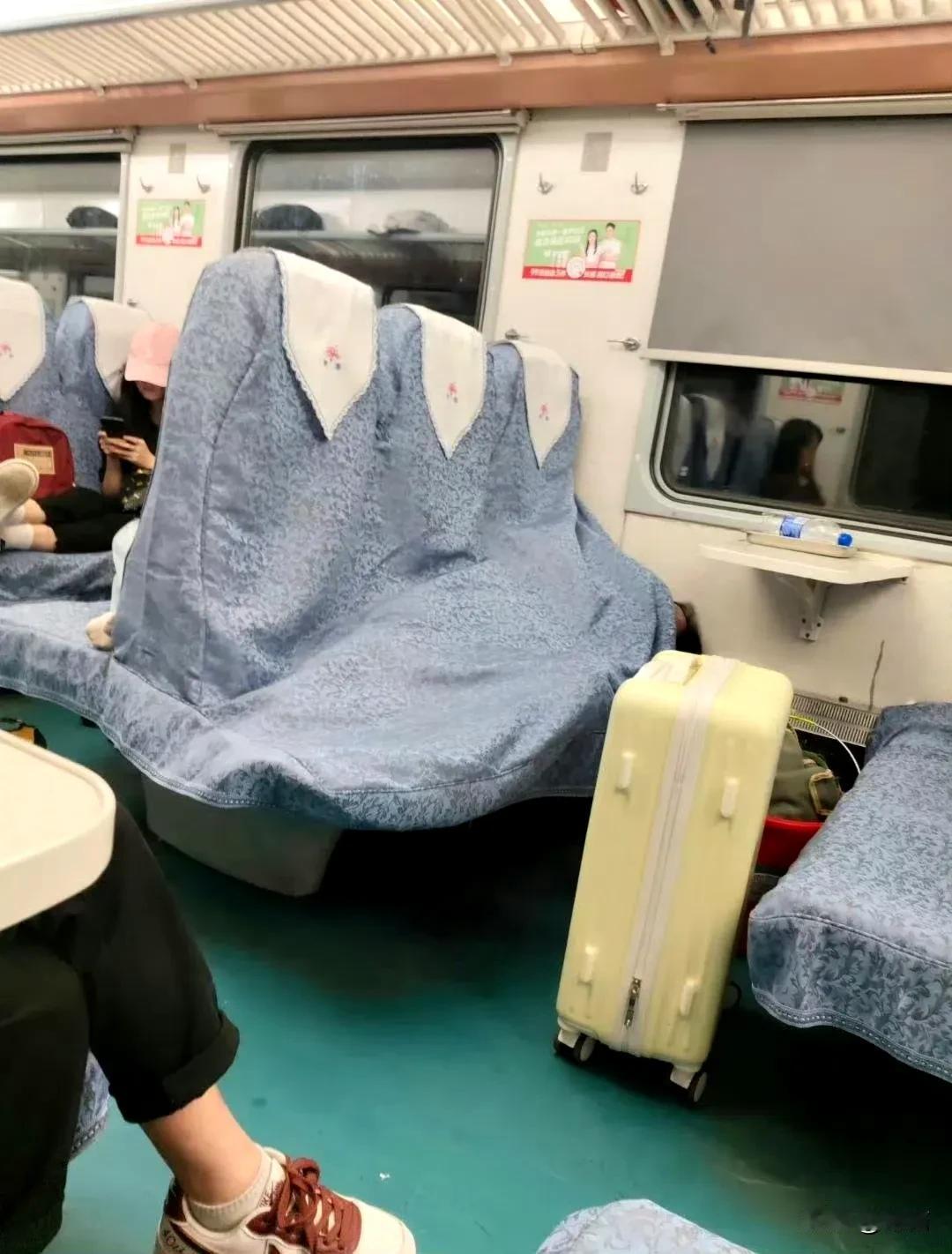 夏季的火车空调，那不是一般的制冷我有幸体验过被冻热感冒啦！
