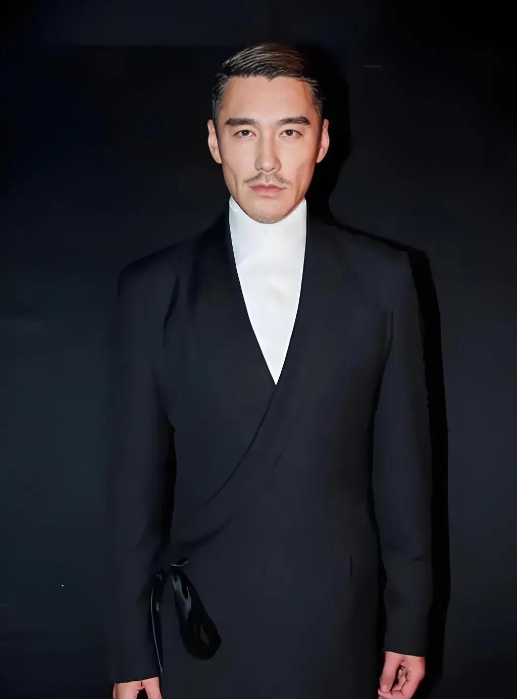 54岁的胡兵，以一种令人惊叹的方式“秀”出健康。他大方晒出体检报告，结果令人咋舌