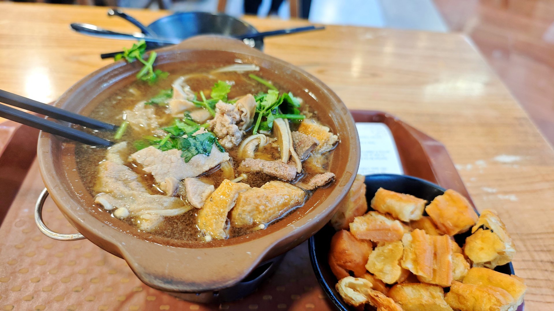 晒个晚饭？来新加坡必吃的肉骨茶[大笑][大笑]这满满一大锅，有猪排骨，猪杂，还有