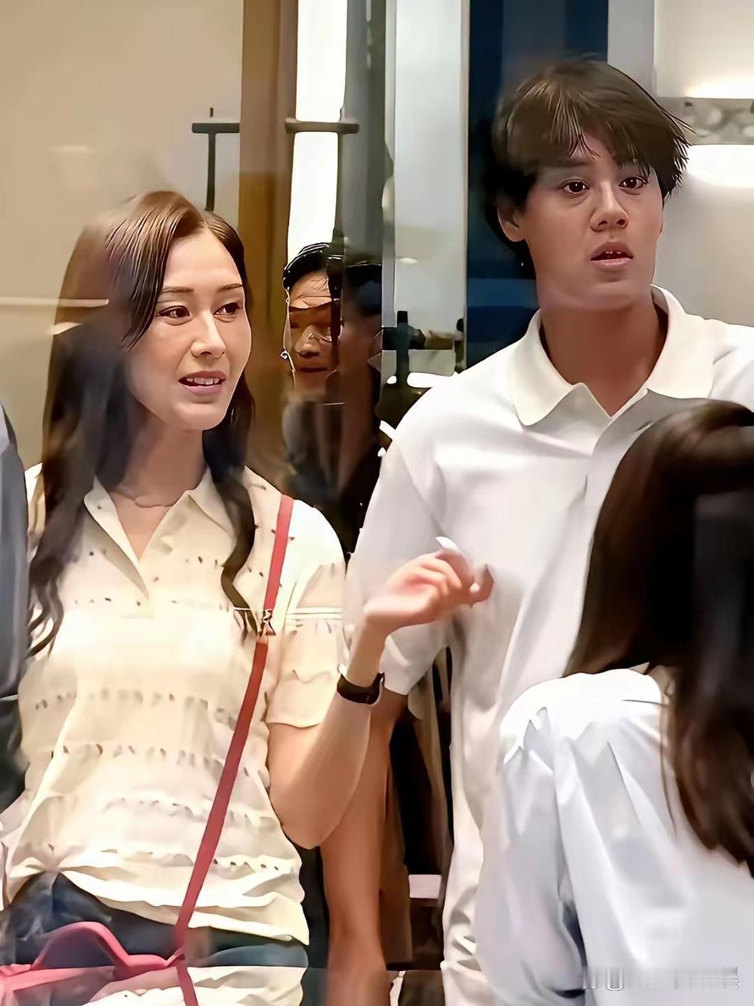 李嘉欣与儿子许建彤近期多次被偶遇同框，母子同框画面引发热议，15岁的许建彤身高近